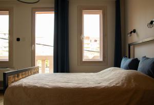Deluxe Double Room with Balcony room in Apartment By the River