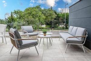 Bright 2-bedroom apartment with a terrace and pool