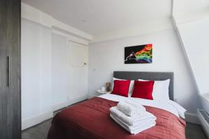 Large 3 bedrm apartment in heart of Theatre Land