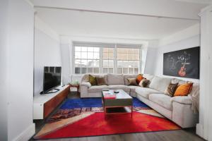 Large 3 bedrm apartment in heart of Theatre Land