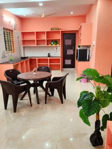 RUSHITHA HOMESTAY - NEAR To ALIPIRI- FREE WIFI - FAMILY STAY ONLY - ANDROID TV - DOOR SERVICE