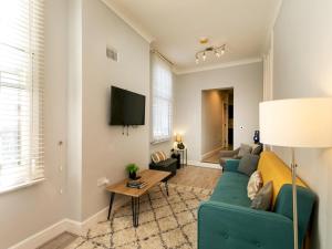 Central Gem Plush Beds -Walk to Attractions - Pass the Keys