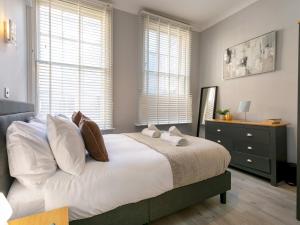 Central Gem Plush Beds -Walk to Attractions - Pass the Keys