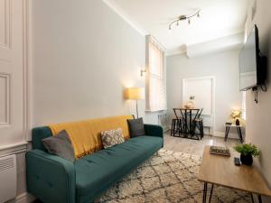 Central Gem Plush Beds -Walk to Attractions - Pass the Keys