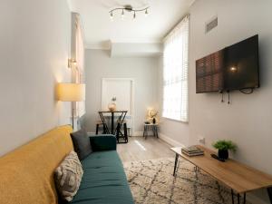 Central Gem Plush Beds -Walk to Attractions - Pass the Keys