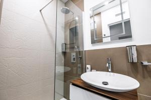 Stylish 1BR, 2BATH Apartment Castel SantAngelo 6A