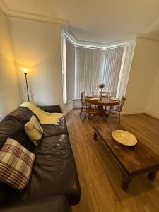 Central location - 3 BR Spacious Townhouse - WiFi - Netflix