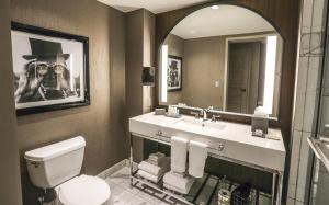 Deluxe Queen Room room in Omni Louisville Hotel