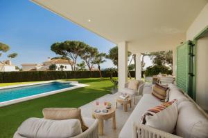 Villa with heated pool, barbecue, terrace and close to the sea, in La Cala de Mijas