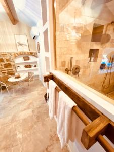 B&B / Chambres d'hotes Authentique bergerie en pierre avec jacuzzi piscine et massages La grange des amoureux : photos des chambres