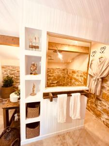 B&B / Chambres d'hotes Authentique bergerie en pierre avec jacuzzi piscine et massages La grange des amoureux : photos des chambres