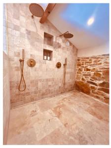 Authentique bergerie en pierre avec jacuzzi privé piscine et massages La grange des amoureux