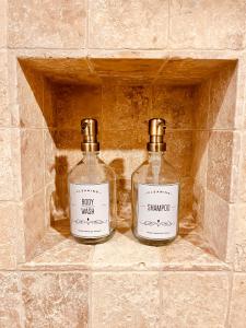 B&B / Chambres d'hotes Authentique bergerie en pierre avec jacuzzi piscine et massages La grange des amoureux : photos des chambres