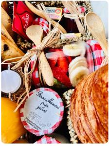 B&B / Chambres d'hotes Authentique bergerie en pierre avec jacuzzi piscine et massages La grange des amoureux : photos des chambres