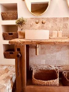 B&B / Chambres d'hotes Authentique bergerie en pierre avec jacuzzi piscine et massages La grange des amoureux : photos des chambres