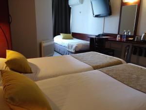 Hotels Contact Hotel Le Provencal Bordeaux Lac avec Bornes electriques : Chambre Lits Jumeaux