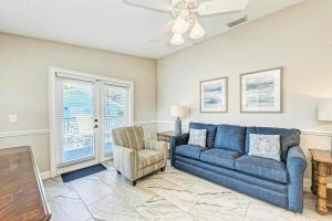 Relax Poolside, Walk to Shore! Holmes Beach Condo