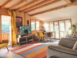 Very comfortable, fully equiped two bed appartement in private chalet entire floor Near La Clusaz, Grand Bornand, Annecy and lake and private terrace Bbq