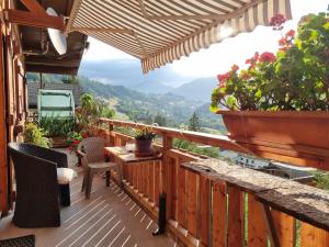 Very comfortable, fully equiped two bed appartement in private chalet entire floor Near La Clusaz, Grand Bornand, Annecy and lake and private terrace Bbq