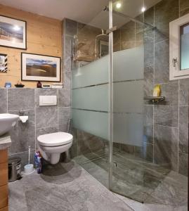 Chalets Very comfortable, fully equiped two bed appartement in private chalet entire floor Near La Clusaz, Grand Bornand, Annecy and lake and private terrace Bbq : photos des chambres