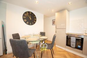 Queen Street Stay - SJA Stays - Modern 2 Bed Apartment