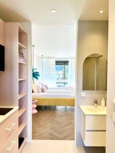 Miami Vice Appartement mit Balkon & Flussblick-Das Alpenzeit im Zentrum mit Parkplatz