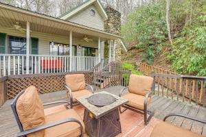 Mtn-View Home with Deck, Fire Pit and BBQ in Almond