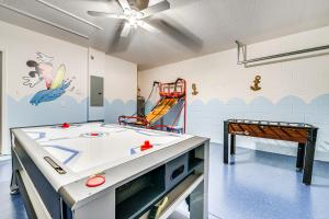 Central Family Home with Lanai Less Than 10 Mi to Disney!