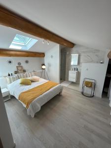 Maisons de vacances Charmante maison avec piscine et grand jardin : photos des chambres
