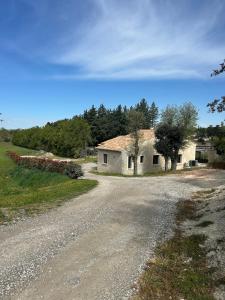 Maisons de vacances Charmante maison avec piscine et grand jardin : photos des chambres