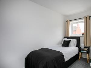 Spacious 5 Bed House, Sleeps 9, Separate, Driveway, Close to City