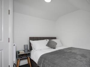 Charming 5 Bed House, Sleeps 9, Separate, Driveway, Close to City