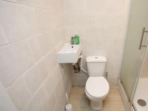 Charming 5 Bed House, Sleeps 9, Separate, Driveway, Close to City