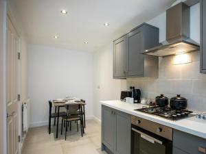 Spacious 5 Bed House, Sleeps 9, Separate, Driveway, Close to City