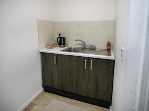 Peaceful 5 Bed House, Sleeps 9, Separate, Driveway, Close to City