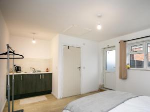 Charming 5 Bed House, Sleeps 9, Separate, Driveway, Close to City