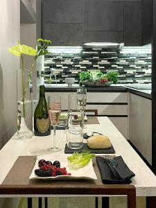 Luxury Art & Chromotherapy Apartment Downtown - FREE PARKING