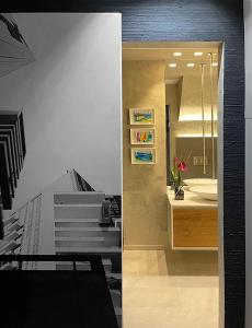 Luxury Art & Chromotherapy Apartment Downtown - FREE PARKING