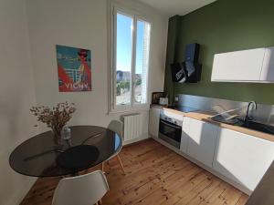 Appartements Appartement lumineux refait a neuf, coeur de ville : photos des chambres