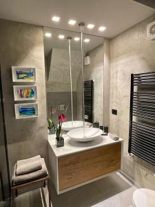 Luxury Art & Chromotherapy Apartment Downtown - FREE PARKING