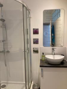 Bright and airy apartment for 2 guests near Marché Provencal