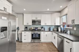 Mission Beach Escape Near Ocean and Bay with Private Balcony BBQ and Garage Parking