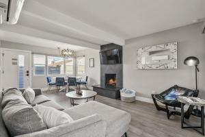 Mission Beach Escape Near Ocean and Bay with Private Balcony BBQ and Garage Parking