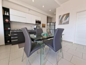 Luxury Seaview Apartment with Lift & Parking in Salerno City Center - Maison Dorotea