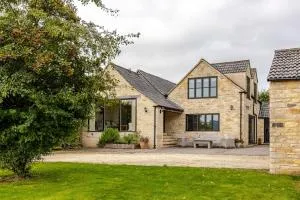 Spacious farmhouse with stunning valley views - Claypits
