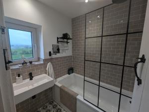 Cosy country cottage with log fireplace and views