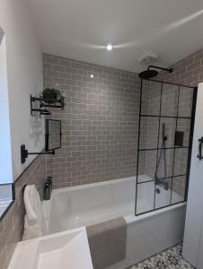 Cosy country cottage with log fireplace and views