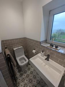 Cosy country cottage with log fireplace and views