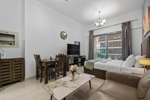 Central Business Bay Studio by StayInHomes - 10 mins Burj Khalifa - Parking - Pool - Gym