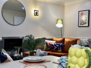 Stylish 3 Bedrooms -Free Parking-Sleeps 8